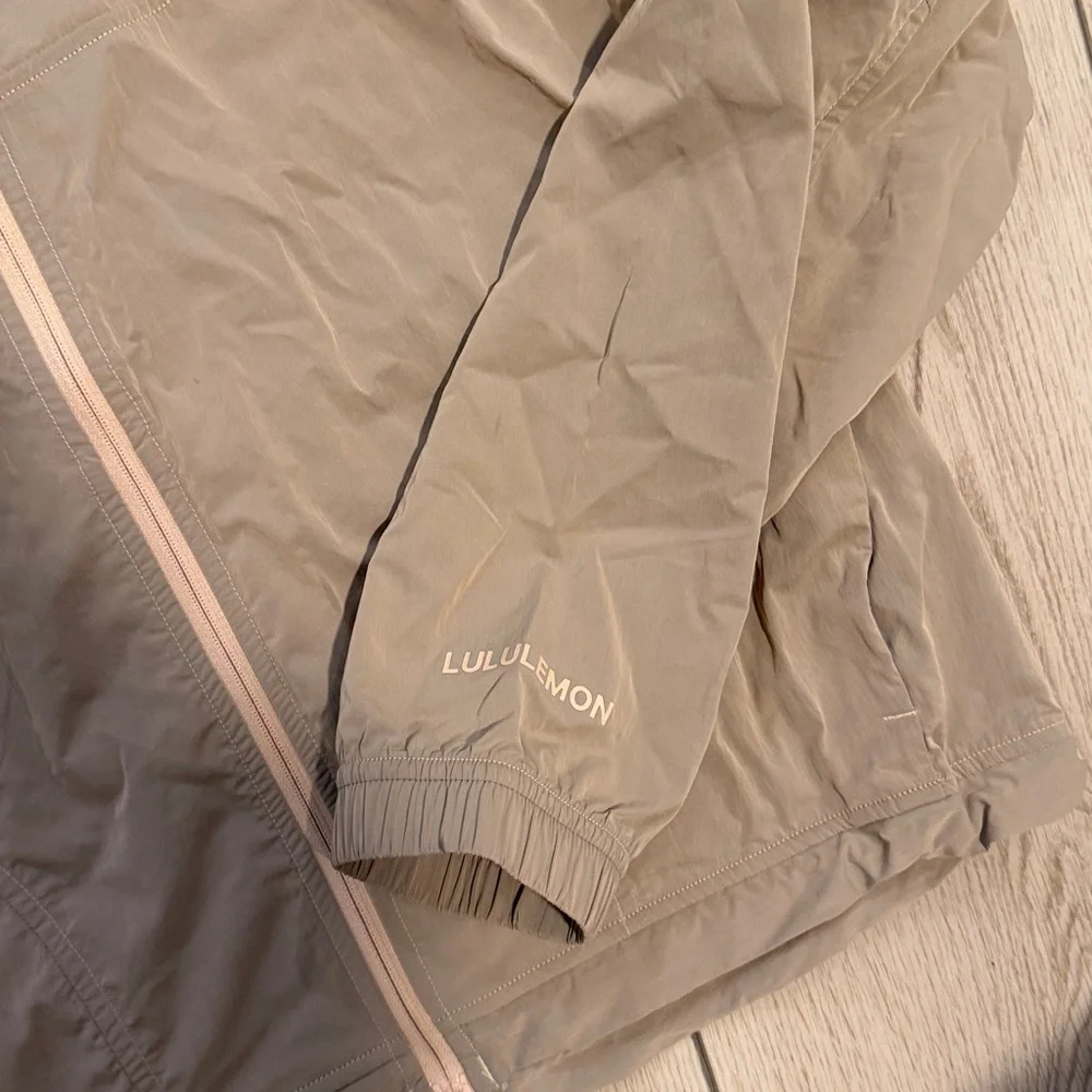 Lululemon Hooded Windbreaker Jacket never worn - Picture 4 of 6